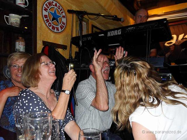 2011 Hands up at Kilians 037.jpg - Die Zeichensprache breitet sich wie ein Lauffeuer aus!
